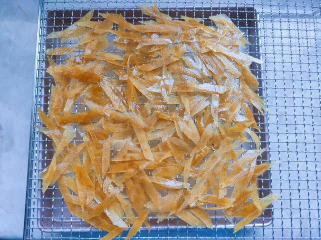 柚子皮糖怎么做，又简单又好吃的柚子皮糖怎么做（吃剩的柚子皮别扔）