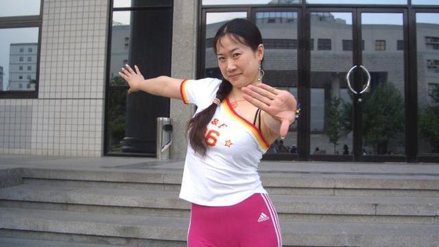 芙蓉姐姐整容前照片，芙蓉姐整容了吗（从扮丑网红到亿万富婆）