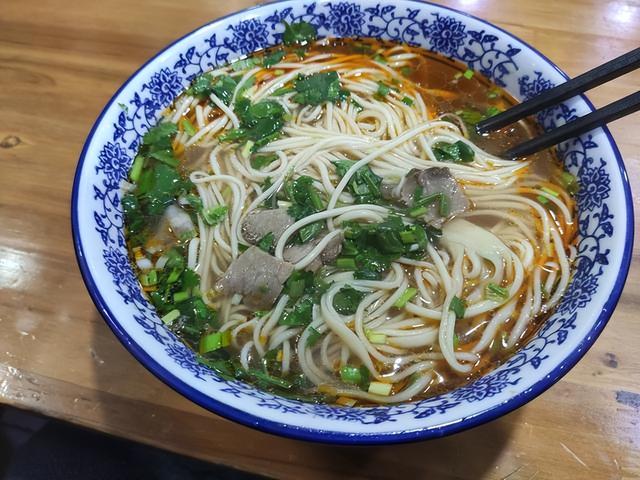 兰州和西宁哪个城市好耍些，甘肃第一城遇到青海第一城
