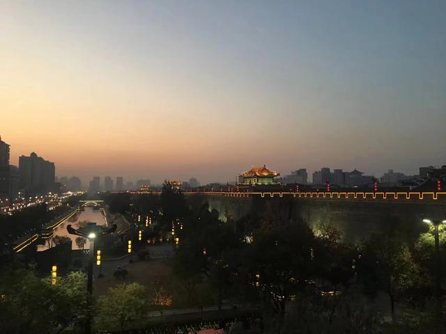 西安古城的历史特色，拥有悠久的历史和浓厚的文化底蕴