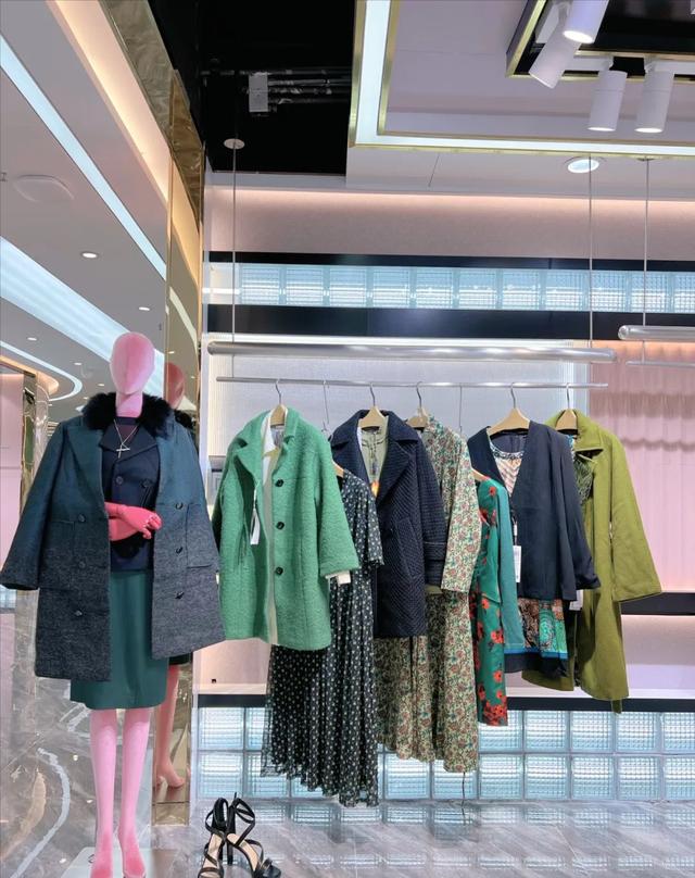 沐兰长袖女装，MORELINE.沐兰秋冬品牌折扣女装羽绒服风衣外套桑蚕丝连衣裙穿搭