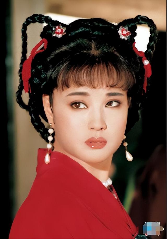 刘晓庆素颜近照，刘晓庆现在素颜照（穿酒红色羽绒服配小黑裤）