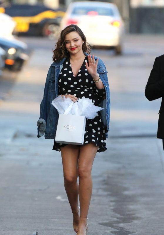 米兰达可儿穿条纹衫街拍，天使超模米兰达