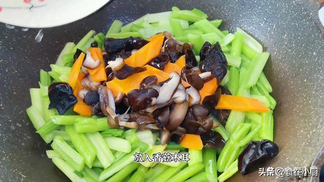 芹菜怎么炒好吃，芹菜怎么炒又脆又入味（饭店炒的芹菜为啥那么好吃）