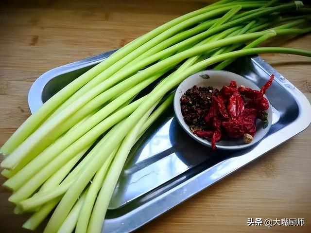 腌蒜薹怎样腌制又脆又好吃，直接加料汁就错了