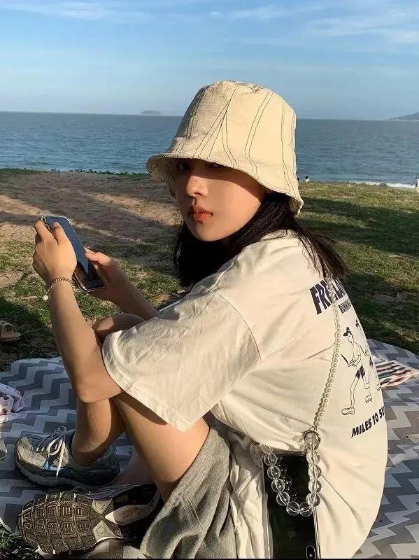 34岁杨幂近照显疲态，次次艳压00后小花