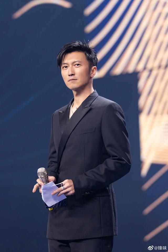 吴彦祖年轻时巅峰帅照，年轻时的吴彦祖到底有多帅（吴彦祖晒与成龙刘德华梁朝伟旧照）