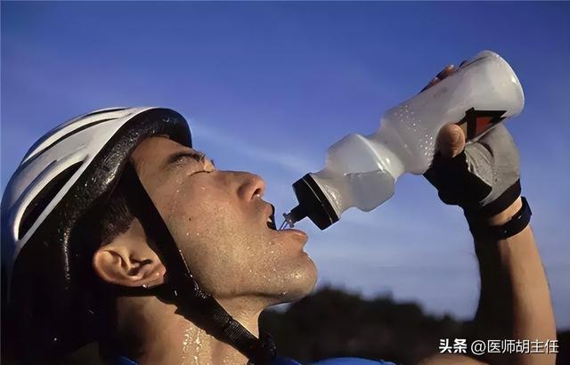 人为什么会出汗，为什么人非常能出汗是什么原因（人为什么会出汗）