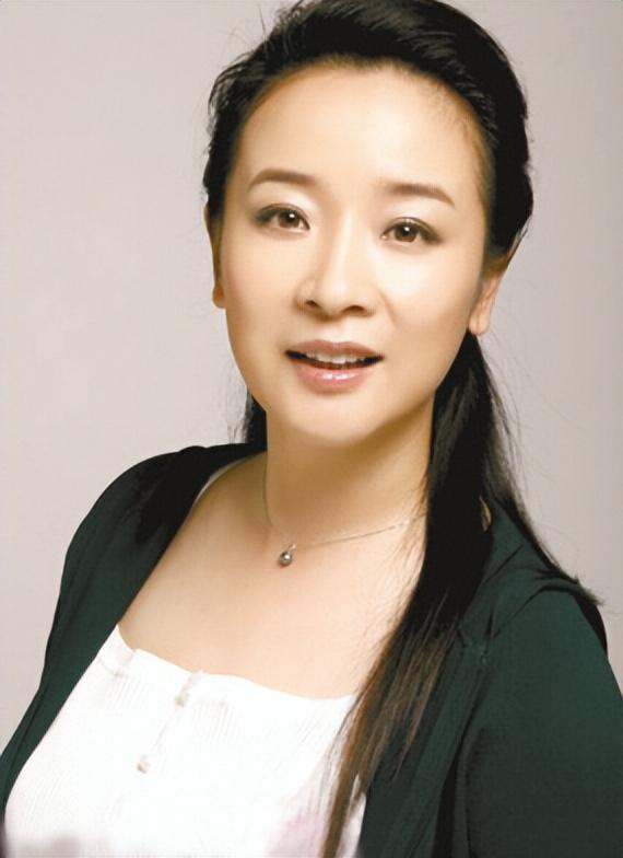陈小艺老公刘惠宁，52岁陈小艺婚后绯闻（丈夫坐轮椅她却多次牵手小鲜肉）