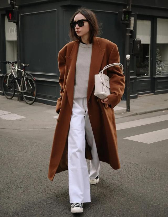 驼色大衣搭配图片，让你从20岁优雅到60岁的驼色大衣（驼色大衣怎么穿搭有气场）