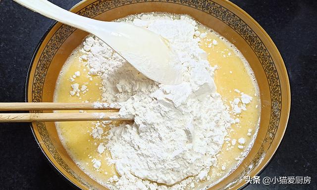 奶香鸡蛋饼这样制作超级好吃，奶香松软可口的牛奶鸡蛋饼