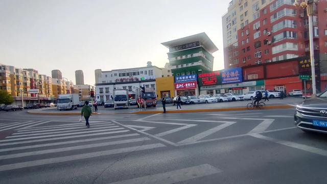 盘锦向海大道与商贸北街交叉路口，盘锦市向海大道