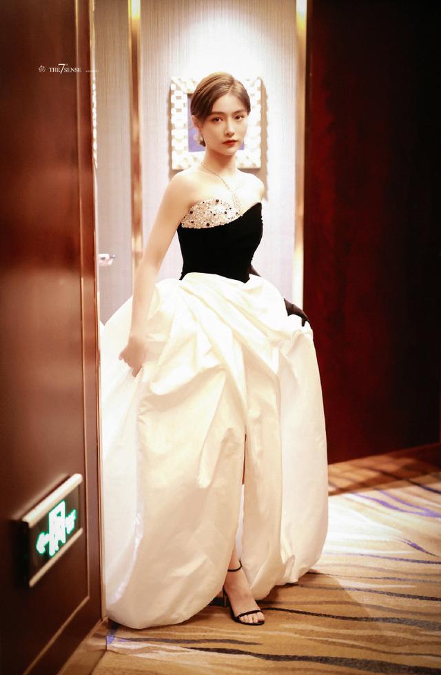 贾乃亮深夜发文挂微博，贾乃亮否认复合传闻