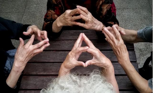 重度失智症会出现哪些症状，失智症的类型以及对应照顾方式