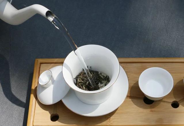 每天坚持喝茶会有什么好处和坏处，疑问：每天坚持喝一杯茶