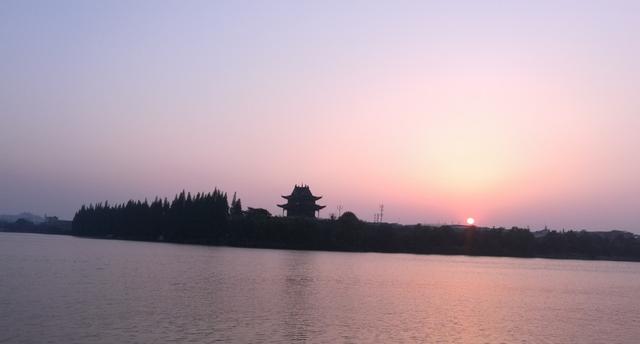 持子之手与子偕老，执子之手与子偕老完整句子