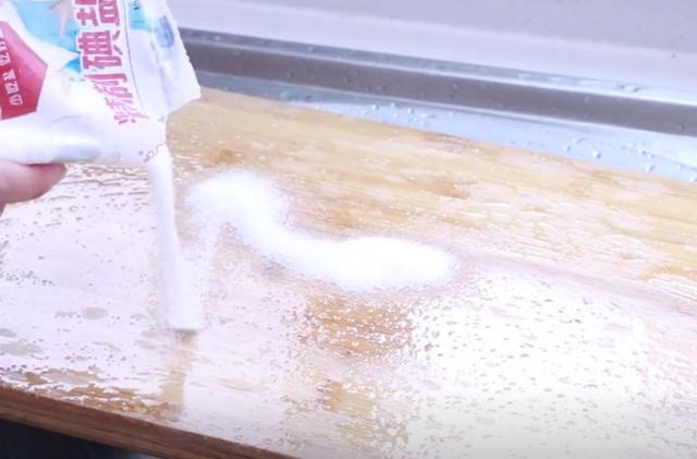 怎样快速清除菜板上的霉斑，污渍霉斑一擦就掉