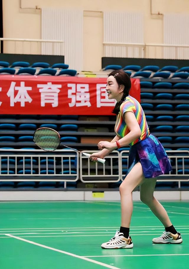 刘晓庆素颜近照，刘晓庆现在素颜照（穿酒红色羽绒服配小黑裤）