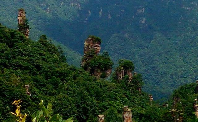 得天独厚的庐山风景，白云伴晚霞 街火点苍穹