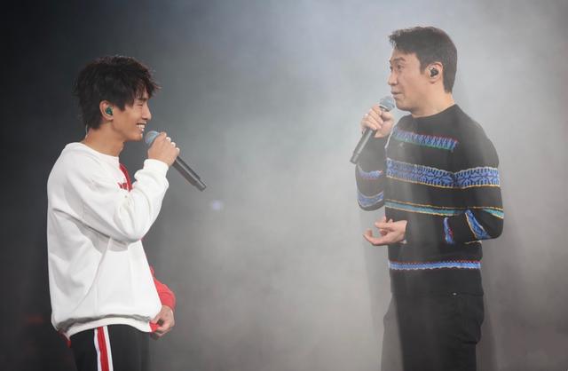 黎明现在是几线艺人，55岁黎明低调现身演唱会