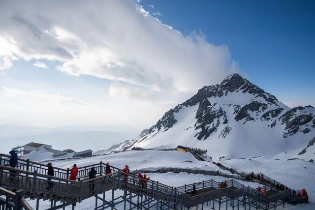 云南玉龙雪山旅游评价，航拍冬日玉龙雪山：碧空映衬