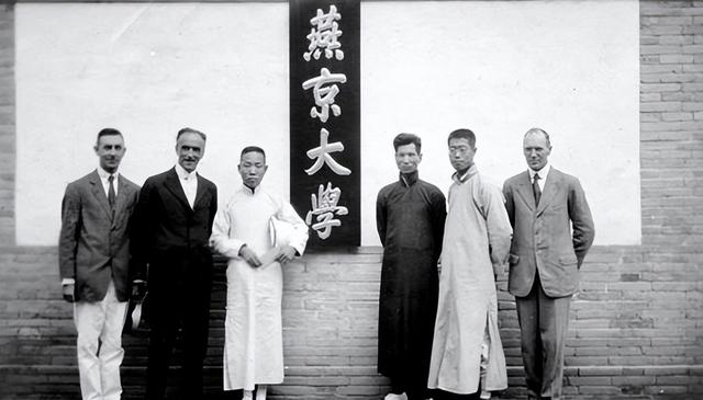 他是袁世凯之孙，袁世凯的后代子孙