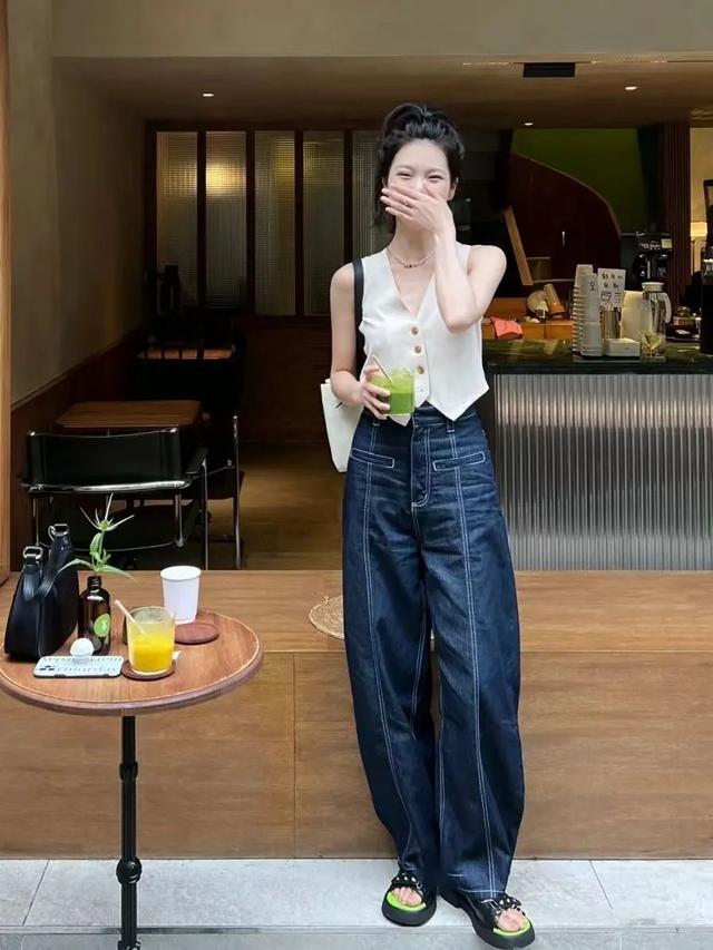 34岁杨幂近照显疲态，次次艳压00后小花