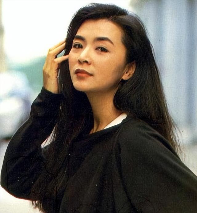 周润发现在的真实现状，晨跑时热情地给考生加油