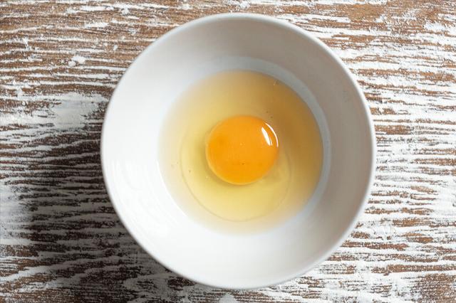 荷包蛋是冷水下锅还是热水下锅，水煮荷包蛋的正确方法及时间