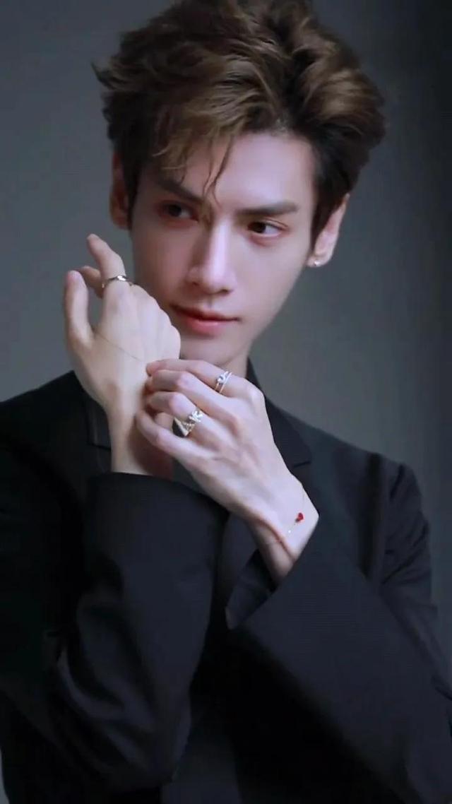 罗云熙同款西装短裤，罗云熙穿格子西装