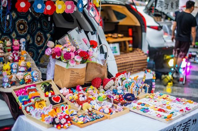 陕西西安城墙下的早市，记者探访夜幕下的西安