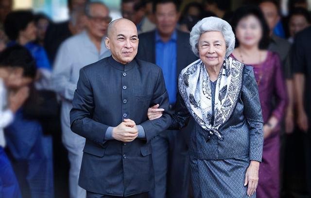 莫尼列太后是什么样的人，84岁柬埔寨太后一身白衣参加葬礼