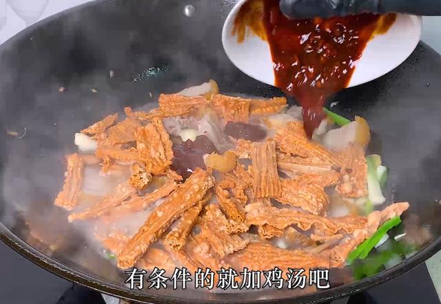 五花肉焖腐竹家常做法，腐竹焖五花肉肉香肥而不腻