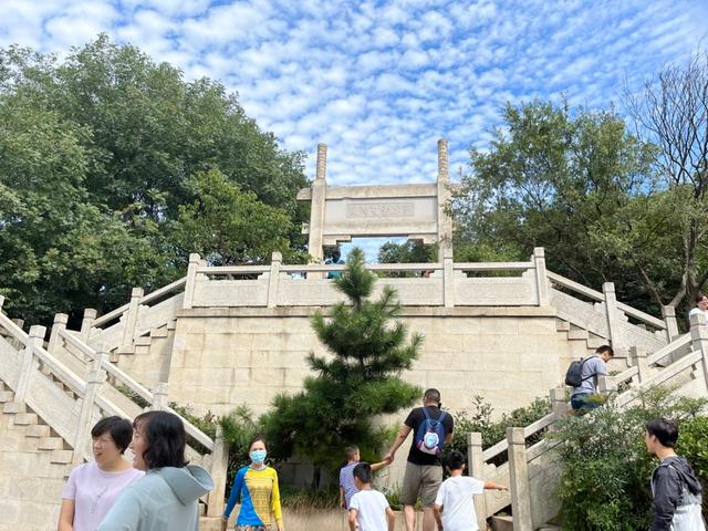 紫金山爬山最佳路线图夜爬，爬山人员小到三四岁的