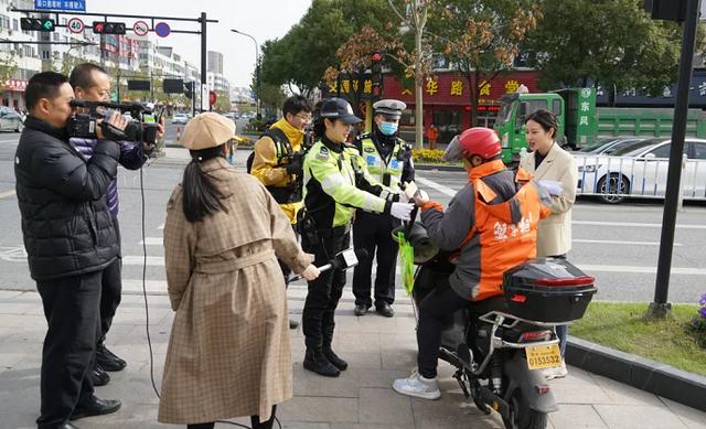 关于电动车挡风被利弊的建议，电动车装挡风被 保暖但不安全