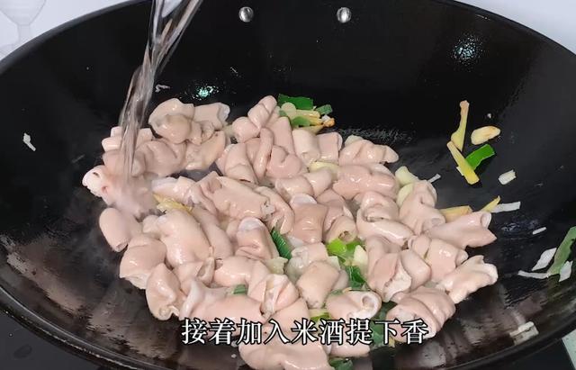 酸菜肥肠的做法，酸菜焖肥肠做法