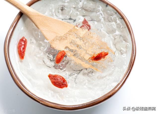 怎么炖燕窝步骤，燕窝都是怎么炖的（来碗白芨炖燕窝甜汤润一润）