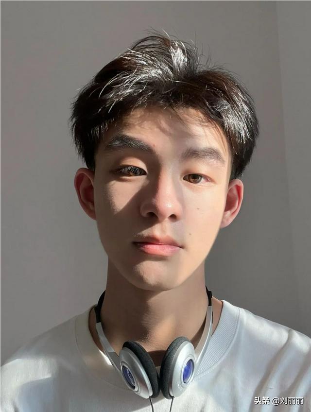 男生什么发型最好看，今年流行的男士发型怎么剪好看（要剪就选这14款）