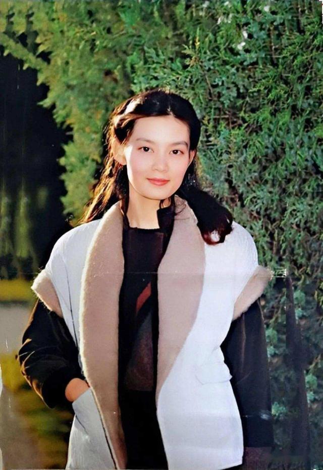 没有整过容的女明星，90年没整过容的女明星（“不老女神”现原形）