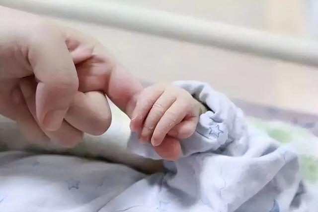 怎么判断宝宝大脑发育好不好，宝宝越早出现这个动作