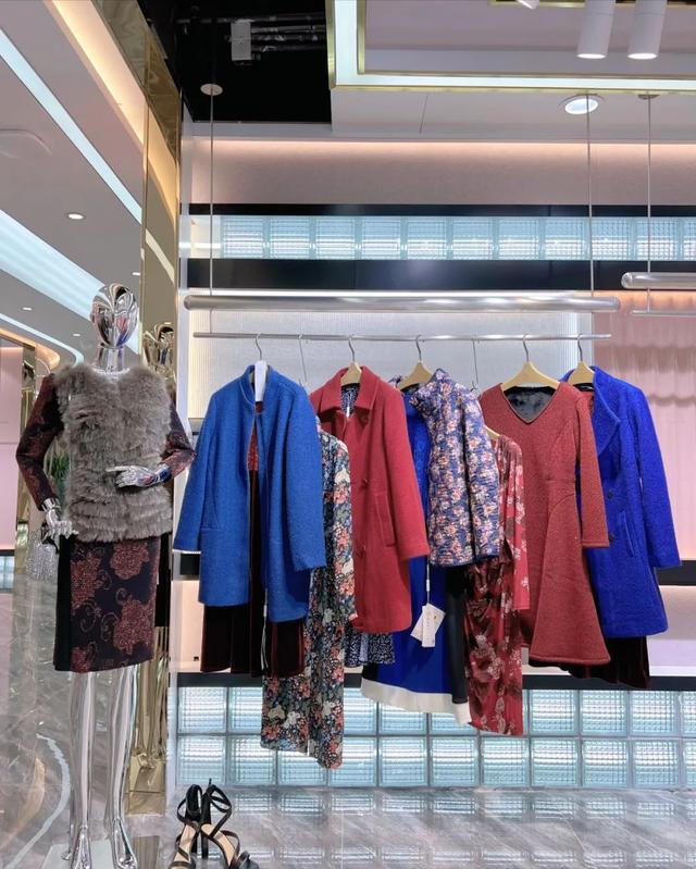 沐兰长袖女装，MORELINE.沐兰秋冬品牌折扣女装羽绒服风衣外套桑蚕丝连衣裙穿搭