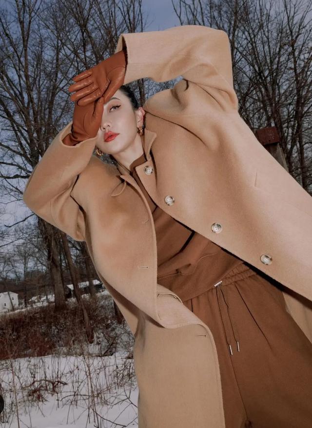 驼色大衣搭配图片，让你从20岁优雅到60岁的驼色大衣（驼色大衣怎么穿搭有气场）