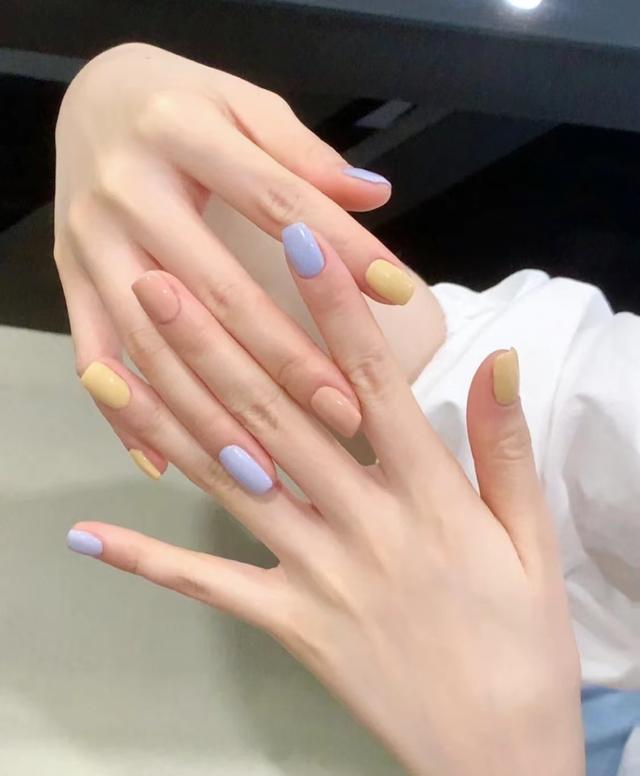 简直太美了非常显手白的一款美甲，20款早春美甲分享