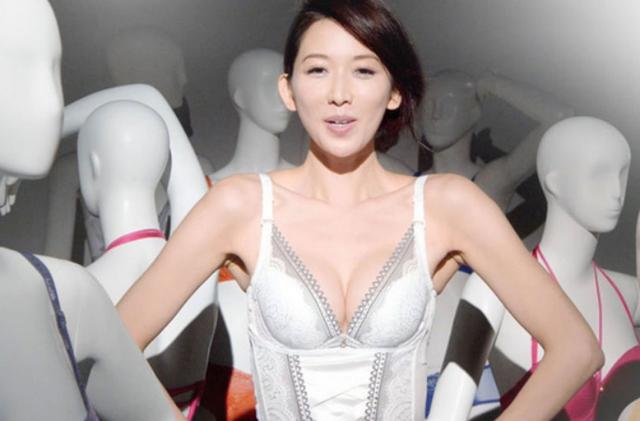 柳岩傲人的身材一直备受网友羡慕，吴尊模仿球星动作