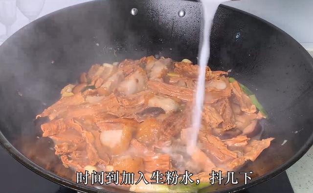 五花肉焖腐竹家常做法，腐竹焖五花肉肉香肥而不腻