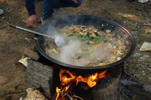 毒铁锅为何屡禁不止，炒菜用的铁锅用哪个比较安全呢