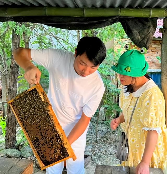 余秀华直播谈杨槠策暧昧，余秀华为躲杨槠策出奇招