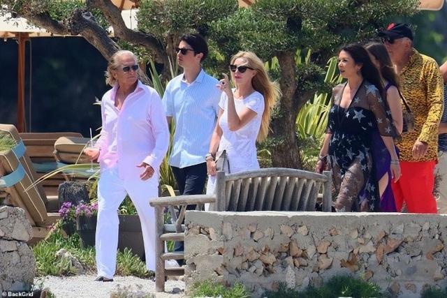 泽塔琼斯年龄多大，22年前泽塔琼斯嫁给道格拉斯