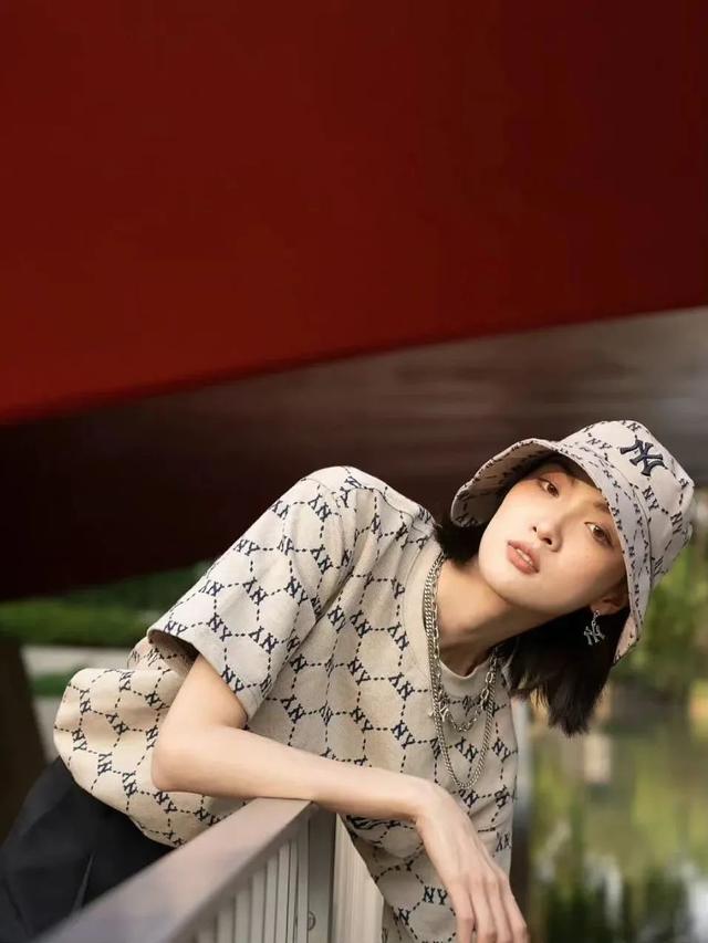 34岁杨幂近照显疲态，次次艳压00后小花