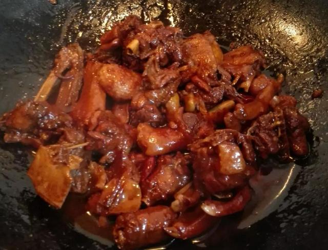 红烧鸭子的做法，家常红烧鸭子最正宗的做法（全家人都爱吃香辣入味）